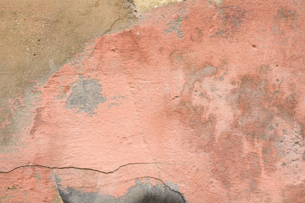 istock Wall fragment with attritions and cracks 924334352