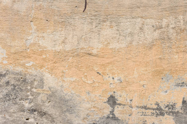 istock Wall fragment with attritions and cracks 924334376
