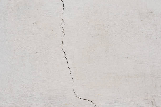 istock Wall fragment with attritions and cracks 924334382