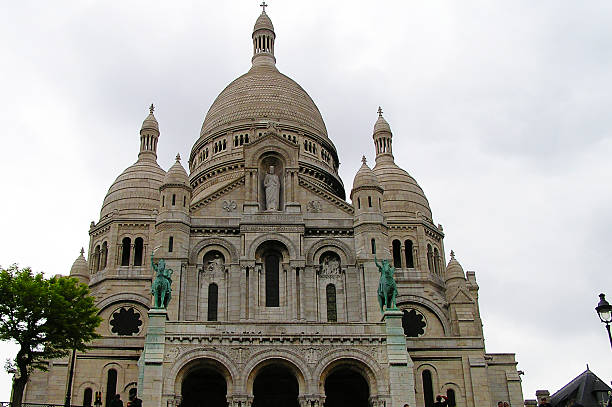 istock Sacre Coeur basilic, Montmartre, Paris 92433780