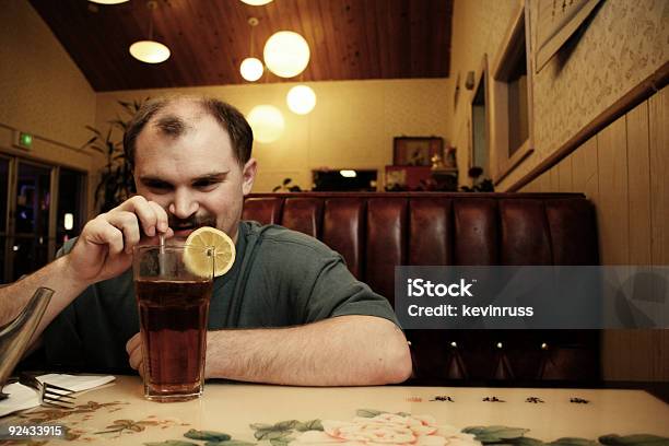 Człowiek Siedzi W Buda Pije Herbata Mrożona - zdjęcia stockowe i więcej obrazów Boks w restauracji - Boks w restauracji, Chłodny, Cytryna