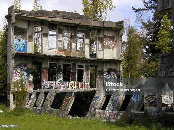 Foto de Vazio Paredes e mais fotos de stock de Abandonado - Abandonado, Apodrecer, Concreto