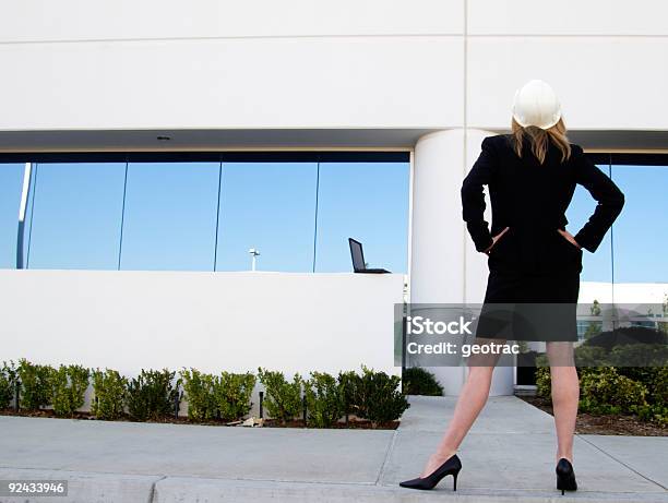 Lady Guardando Building - Fotografie stock e altre immagini di Adulto - Adulto, Affari, Agente immobiliare