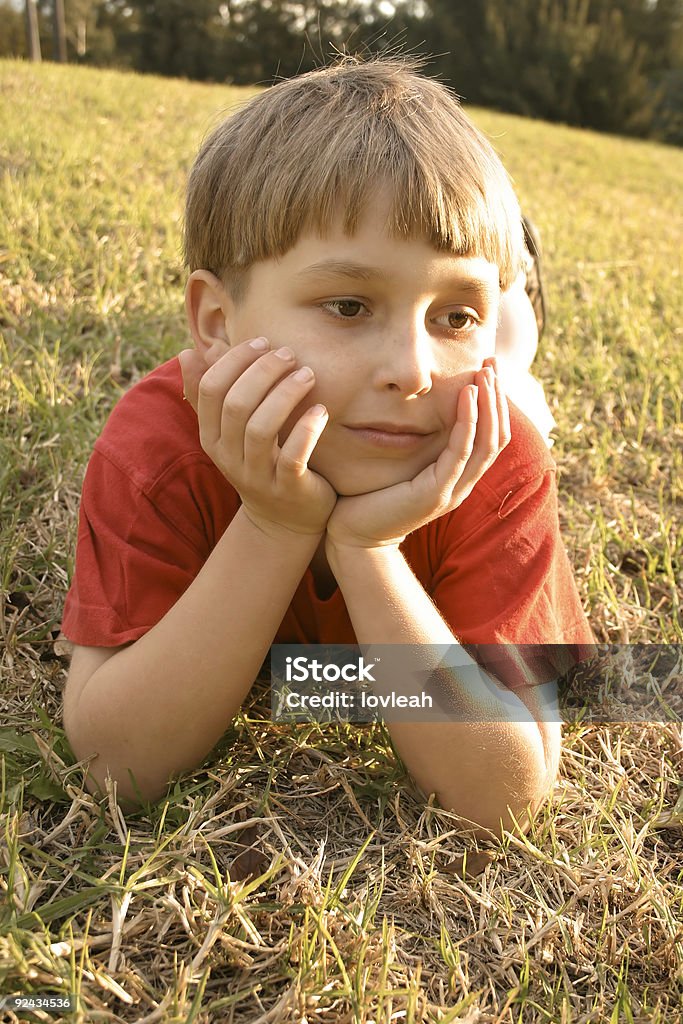 少年の芝生 - カラー画像のロイヤリティフリーストックフォト