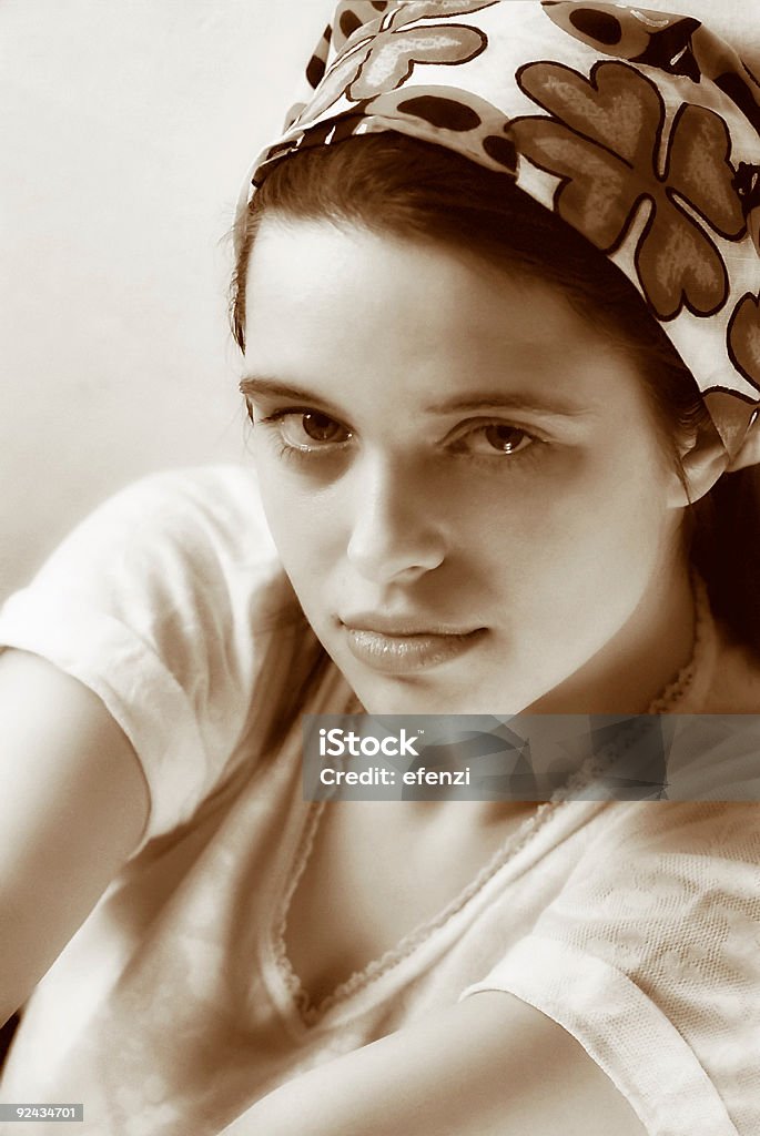 세피아 젊은 여자 - 로열티 프리 갈색 스톡 사진