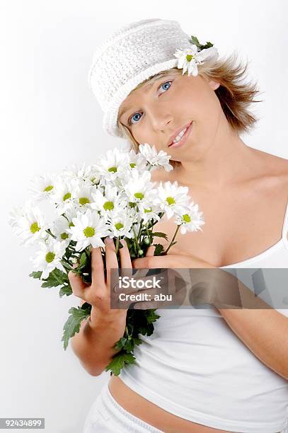 Mädchen Mit Haufen Blumen Stockfoto und mehr Bilder von Attraktive Frau - Attraktive Frau, Blume, Duftend