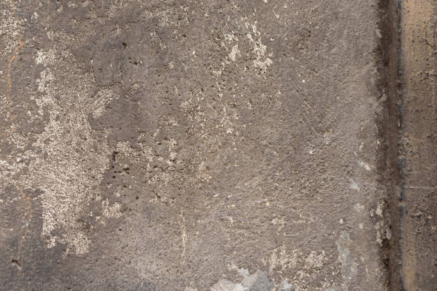istock Wall fragment with scratches and cracks 924352618