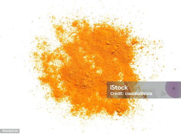 Foto de Pó De Açafrão Sobre Branco e mais fotos de stock de Açafrão-da-índia - Açafrão-da-índia, Ground Spice, Condimento - Temperos