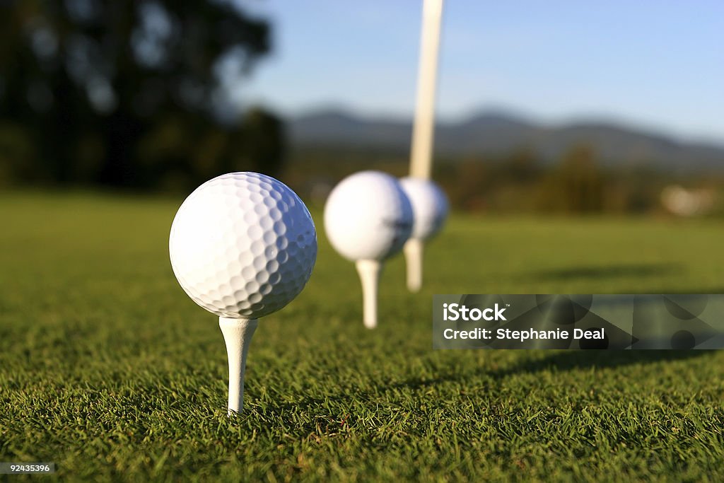 Tres pelotas de golf en una fila - Foto de stock de Actividades recreativas libre de derechos