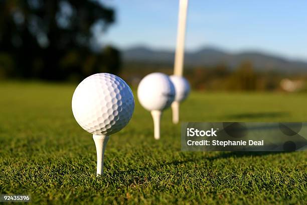Три Мячи Для Гольфа В Ряд — стоковые фотографии и другие картинки Golf Swing - Golf Swing, Putting, В ряд