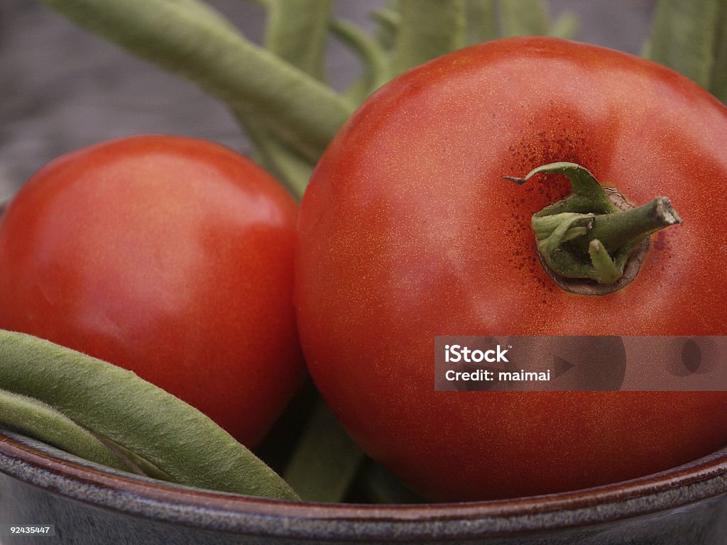 Un pomodoro, due tomatoes. e freschi chicchi di ritiro - Foto stock royalty-free di Agricoltura