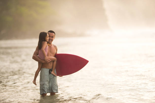 lição de surf do pai - surfing beach family father - fotografias e filmes do acervo