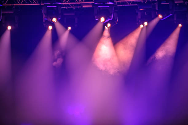 lila bühne strahler - spotlight spot lit lighting equipment stage stock-fotos und bilder