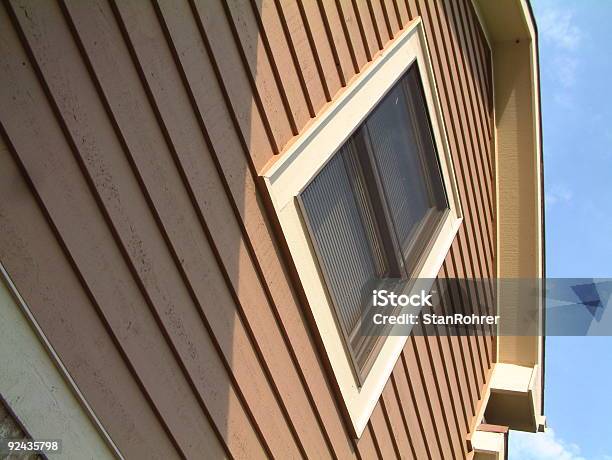 Zweite Story Housefenster 2 Stockfoto und mehr Bilder von Windschutzscheibe - Windschutzscheibe, Wohnhaus, Beige