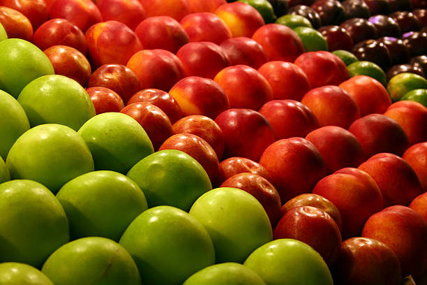 Maçãs no Mercado - fotografia de stock