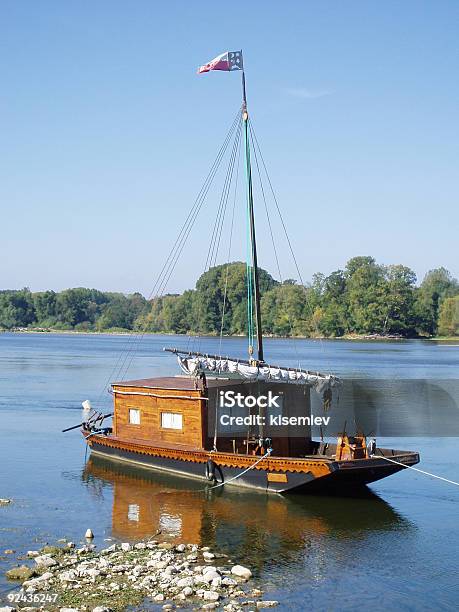 Foto de Toue Do Loire e mais fotos de stock de Vale do Loire - Vale do Loire, Na Beira, Veículo Aquático