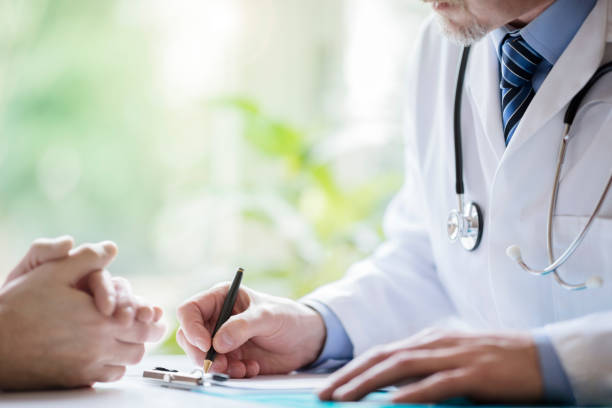 doctor and patient taking notes in surgery - healthcare and medicine stethoscope patient report imagens e fotografias de stock