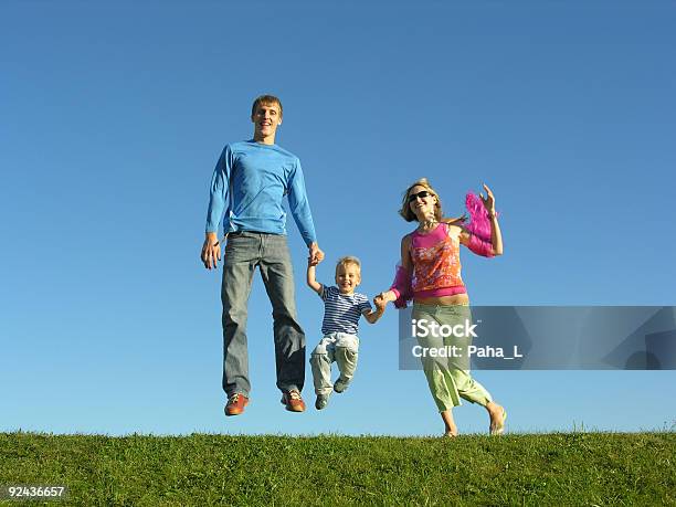 Poleć Szczęśliwa Rodzina Na Błękitne Niebo 2 - zdjęcia stockowe i więcej obrazów Aktywny tryb życia - Aktywny tryb życia, Biegać, Chłopcy
