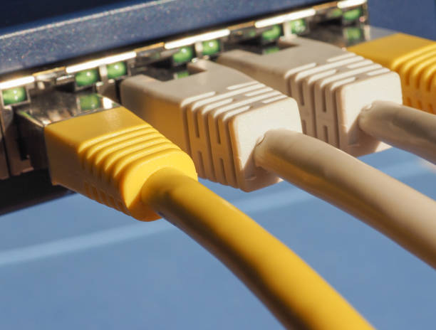 przełącznik routera modemu z portami wtykowymi ethernet rj45 - cable rj45 network connection plug computer zdjęcia i obrazy z banku zdjęć