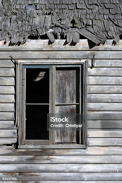 Otro Antigua Ventana Foto de stock y más banco de imágenes de Abandonado - Abandonado, Alero - Tejado, Casa solariega