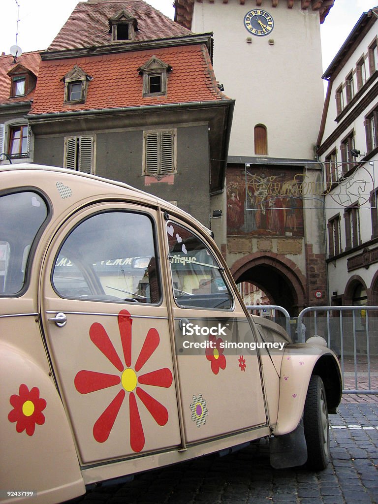 flower power винтаж французских автомобилей Citroën 2CV - Стоковые фото Автомобиль роялти-фри