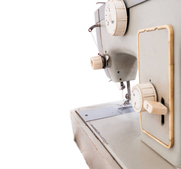 máquina de costura, em fundo branco - maquinaria de fabrico - fotografias e filmes do acervo