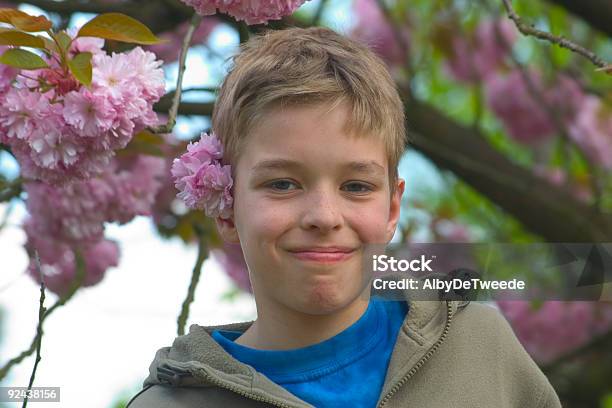 Photo libre de droit de Enfant Avec Un Cerisier Japonais banque d'images et plus d'images libres de droit de Arbre - Arbre, Arbre en fleurs, Bleu