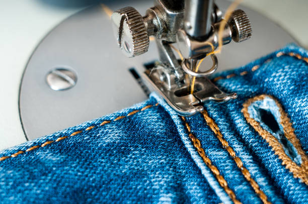 material de jeans de processo de costura - maquinaria de fabrico - fotografias e filmes do acervo