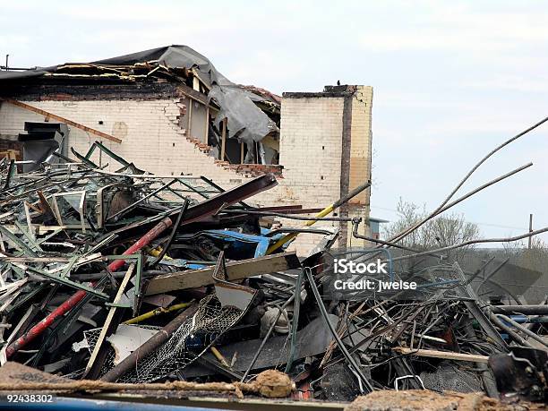 Foto de Edifício Restos De Demolição e mais fotos de stock de Construindo - Construindo, Destroços, Destruição