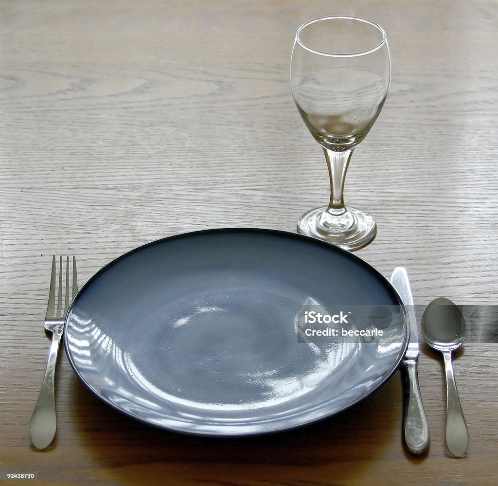 Table dressée de plats - Photo de Arranger libre de droits