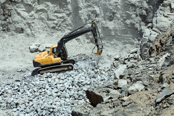 excavador de tierra de excavación - earth mover digging land bulldozer fotografías e imágenes de stock