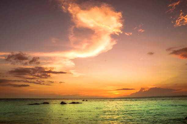 pôr do sol, em long beach, na ilha de phu quoc-vietnã - sunset beach flash - fotografias e filmes do acervo