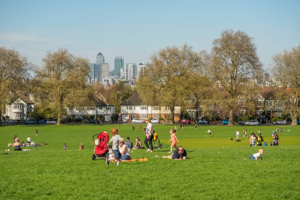 people in a south-east london park. - southeast england imagens e fotografias de stock