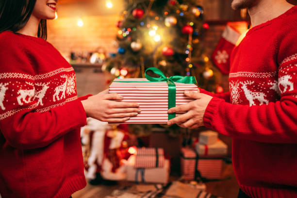 istock Love couple holding gift box in hands, Christmas 924399568
