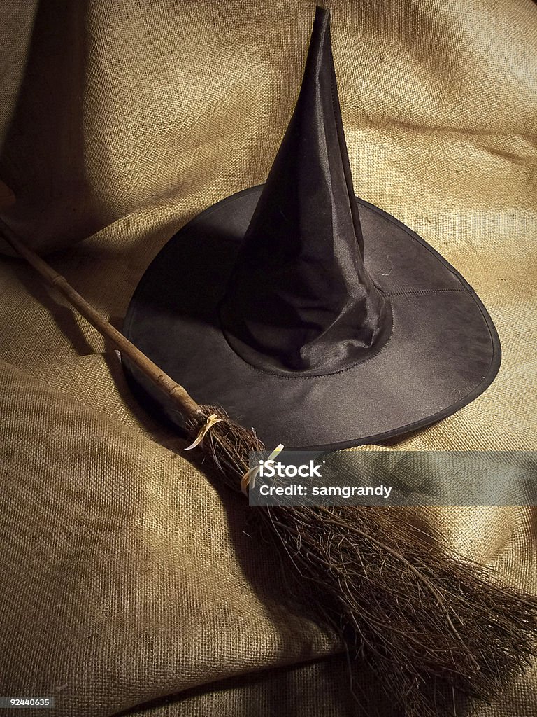 Chapeau et Balai de sorcière - Photo de Chapeau de sorcière libre de droits