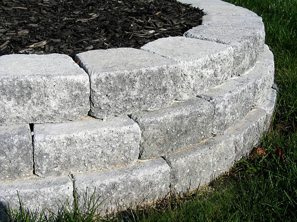 擁壁 - landscaped retaining wall wall stone ストックフォトと画像