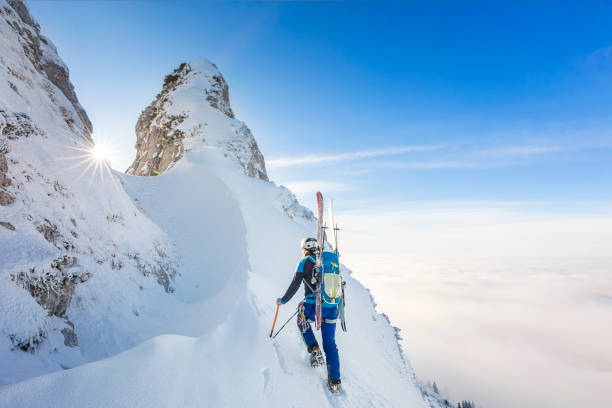 cross country skiier - freerider på sättet att toppmötet - mount kampenwand, alperna - heliskiing bildbanksfoton och bilder