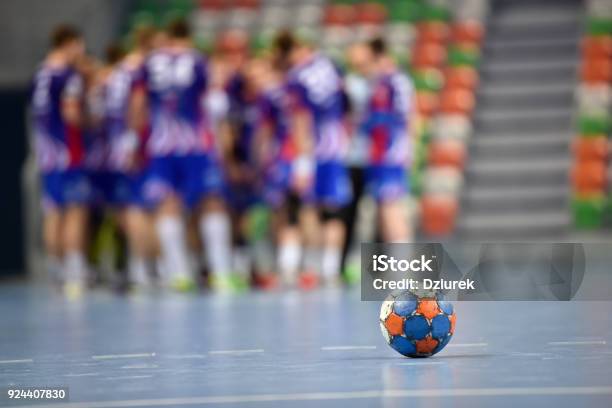 Balonmano Foto de stock y más banco de imágenes de Falta de mano - Falta de mano, Pelota, Partido - Rondas deportivas