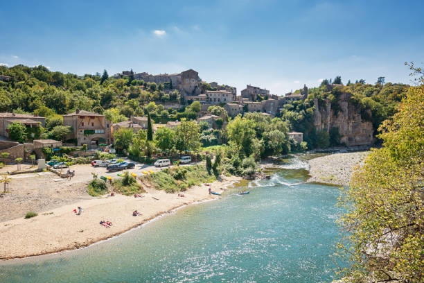 río ardèche cerca de la antigua aldea de balazuc - ardeche fotografías e imágenes de stock