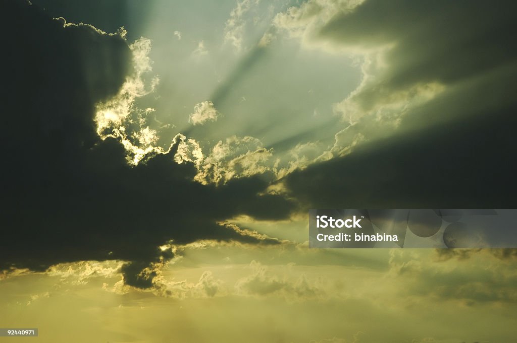 Soleil derrière les nuages - Photo de Aube libre de droits