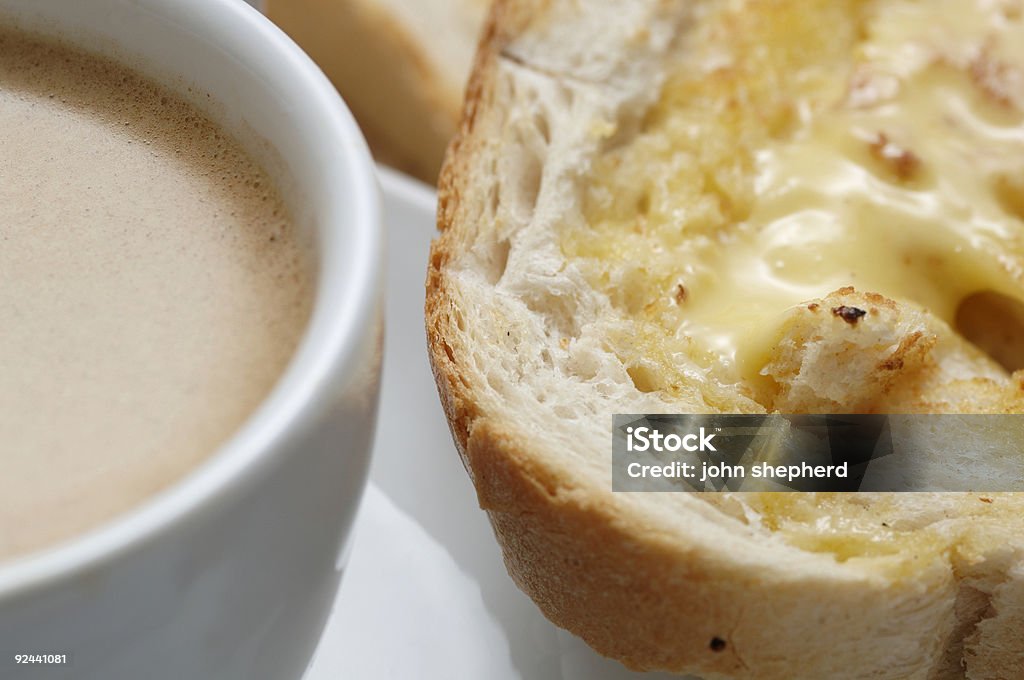 Śniadanie z kawy i bazylii, tosty makro - Zbiór zdjęć royalty-free (Czarny kolor)