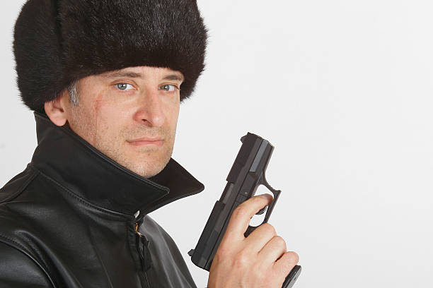 máfia russa gânguester no chapéu de pele com arma de pistola mão - police crime gun gang member imagens e fotografias de stock