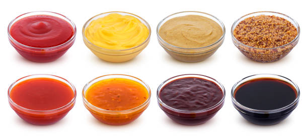 différentes sauces isolés sur fond blanc - mustard bowl isolated condiment photos et images de collection