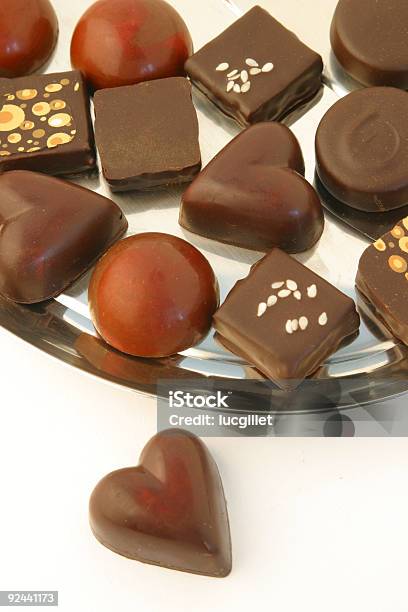 Extraordinários Bombons De Chocolate - Fotografias de stock e mais imagens de Chocolate - Chocolate, Símbolo do Coração, Caramelo