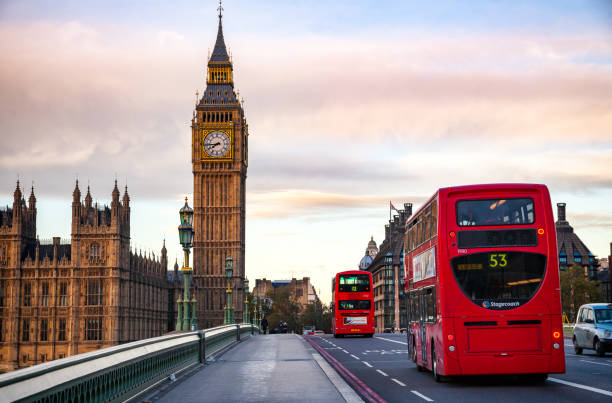 더블 데커 버스는 런던 교통 현장 웨스트 민스터 다리를 따라 이동 - big ben bridge building exterior bus 뉴스 사진 이미지