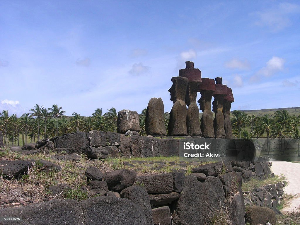 Ilha de Páscoa de Ahu Nau Nau - Foto de stock de Estátuas de Ahu Nau Nau royalty-free