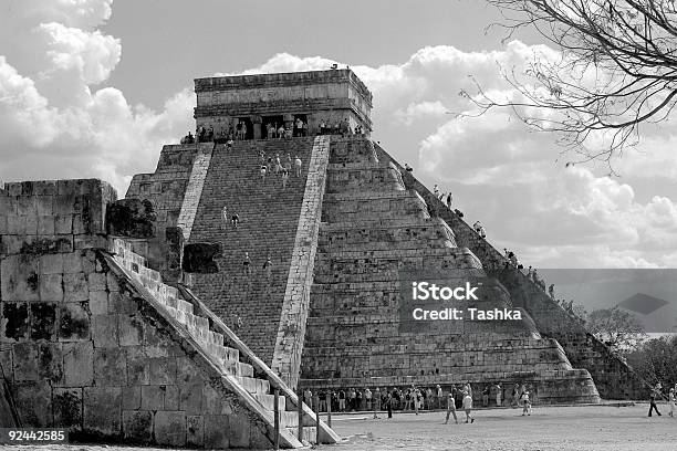 Photo libre de droit de Touristes Escalade Principale Pyramide De Chichen Itza Mexique banque d'images et plus d'images libres de droit de Amérique latine