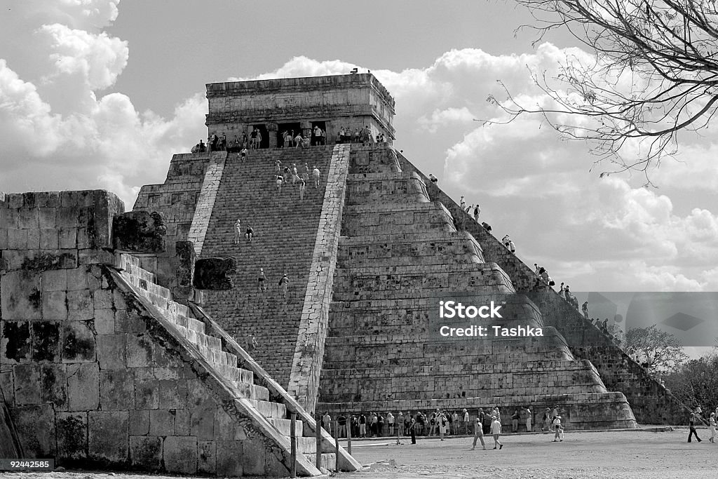 Турист восхождение основном пирамиды в Чичен Ица, Мексика - Стоковые фото Белый роялти-фри