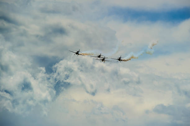 istock Formation of unidentifiable smoking planes 924425932