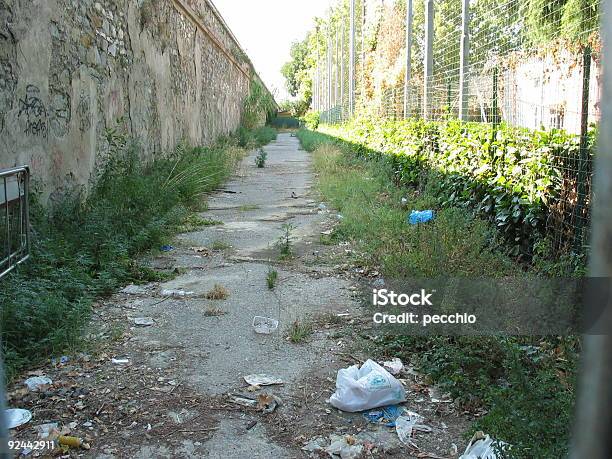 Abandonado Caminho - Fotografias de stock e mais imagens de Abandonado - Abandonado, Desarrumação, Estrada em Terra Batida